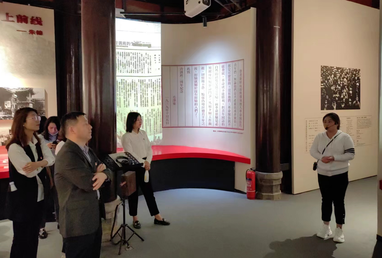 “重溫紅色歲月，弘揚革命精神” ——人力資源中心支部暨投資管理部黨支部主題聯(lián)合黨日活動